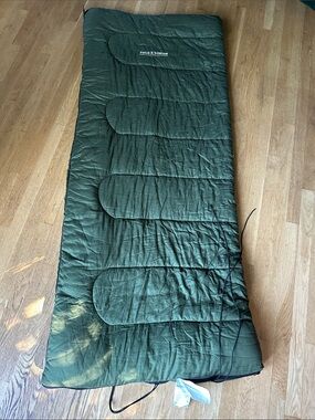 FIELD & STREAM SLEEPING BAG ARMY GREEN STANDARD ADULT SIZE 33" X 75"